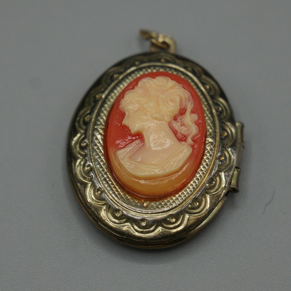 Vintage Cameo‎ Locket Pendant Gold Tone Coral Red Oval Victorian Style Jewelry